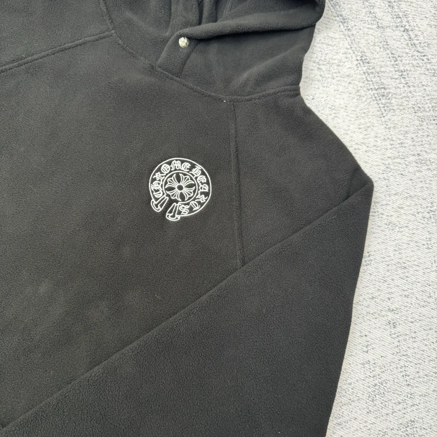 P400 Chrome Herat 2025 embroidered double-sided brushed polar fleece hooded sweatshirt SIZE S/M/L is rare in Chrome Heart's material selection. It uses terry and brushed fabrics to make it softer and warmer. Classic horseshoe embroidery on the chest. Made of imported lambskin. The crusaders flower snap button on the collar and the melon beads at the hem are all genuine antique silver.